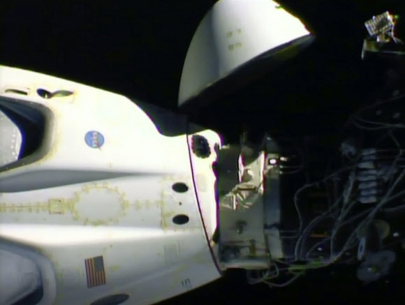 2일 오전 8시 34분(한국시간) 국제우주정거장(ISS)에서 성공적으로 분리돼 19시간 지구로의 귀환 비행에 나선 스페이스X의 유인 캡슐 크루 드래건(왼쪽)의 분리 직전 모습이다. NASA 제공 AP 연합뉴스