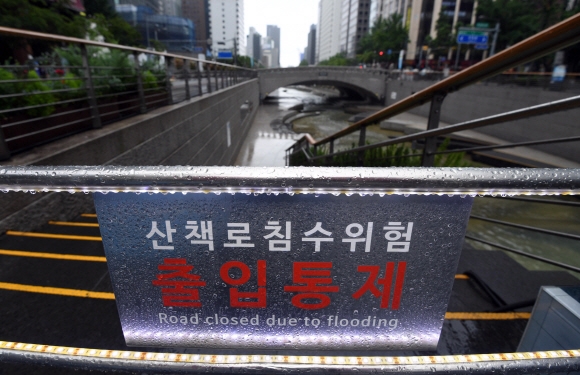 장마가 계속되는 가운데 2일 서울 중구 청계천이 침수 위험으로 인해 통제되고 있다. 2020. 8. 2 박윤슬 기자 seul@seoul.co.kr