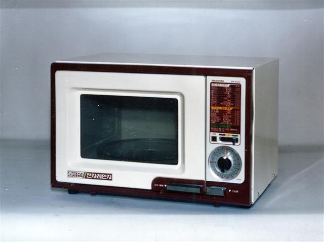 LG전자가 1981년 국내 업계에서 처음 선보인 골드스타 전자레인지 제품(ER-5000). LG전자 제공