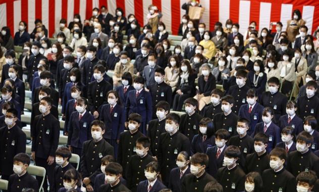 지난 3월 일본 오사카시의 한 중학교에서 참석자들이 모두 마스크를 쓴 상태로 졸업식이 열리고 있다. 오사카 로이터 뉴스1