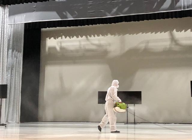 영등포구 영등포아트홀에서 방역요원이 코로나19 감염을 막기 위해 정기소독을 하고 있다. 영등포구 제공