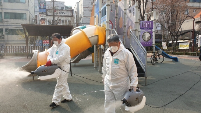 지난달 강북구 방역반이 도시공원과 공동주택 안에 위치한 실외 놀이시설에 대한 정기 소독활동을 하고 있다. 2020.8.2. 강북구 제공 