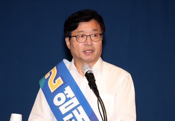 더불어민주당 최고위원 선거에 나선 염태영 후보가 2일 오후 대구 북구 엑스코에서 열린 더불어민주당 당 대표·최고위원 후보 합동연설회에서 염 후보가 지지를 호소하고 있다. 연합뉴스