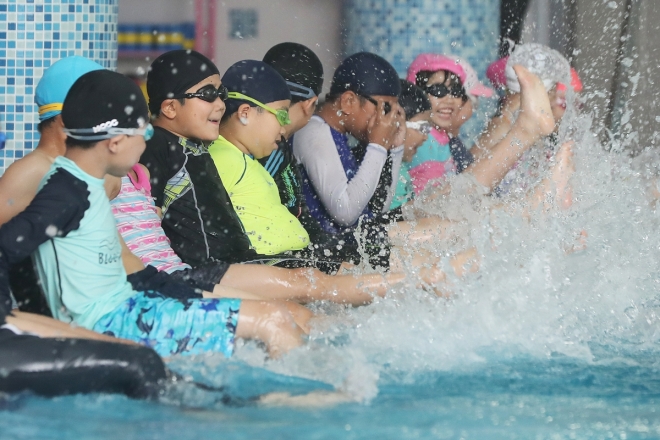 사진은 2017년 7월 한 체육시설에서 초등학생들이 수영 교육을 받으며 발차기 연습을 하고 있는 모습. 연합뉴스 자료사진 ※이 사진은 기사 본문 속 사건과 관련이 없습니다.