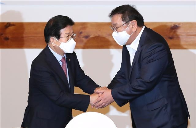 김태년 원내대표와 악수 나누는 박병석 의장
