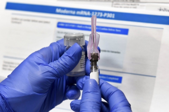미국 국립보건원과 모더나가 공동개발하는 코로나19 백신 임상 실험에서 한 간호사가 지난달 27일 미국 뉴욕주 빙엄턴접종 주사를 준비하는 모습. AP 자료사진