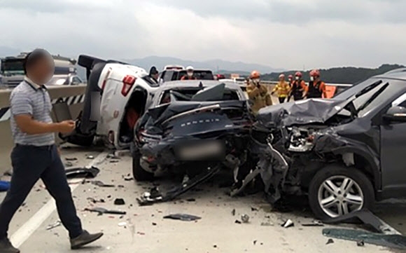 3일 오전 10시 46분쯤 순천∼완주고속도로에서 차량 4대가 잇따라 사고가 나 소방당국이 구조 작업을 하고 있다. 2020.8.3 전북소방본부 제공/연합뉴스