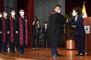 신임 검사 향한 윤석열의 주문 “권력형 비리에 단호히 맞서라”