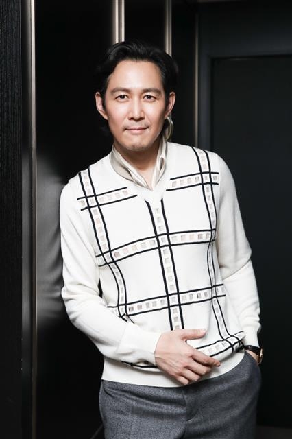 영화 ‘다만 악에서 구하소서’에서 무자비한 추격자로 분한 이정재는 ‘강철비2: 정상회담’에 출연한 ‘절친’ 정우성과 여름 텐트폴 시장에서 맞붙게 됐다. “경쟁보다는 동맹을 해야 하는 게 아닌가 싶어요. 극장가가 예전 같지 않으니까요. 같이 극장가에 활력을 불어넣을 수 있으면 좋겠습니다.” CJ엔터테인먼트 제공