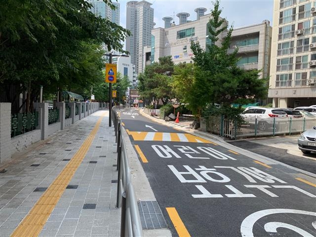 양천구가 신정2동 목동초교 인근 비좁았던 보행 통학로를 두 배가량 넓혀 개선한 모습. 양천구 제공