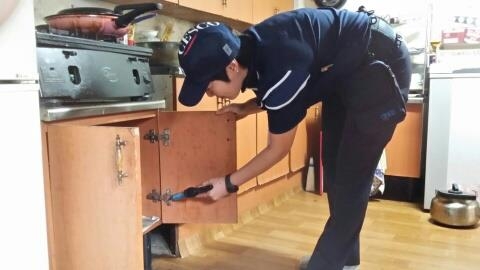 지난해 8월 해충 방제·소독 전문업체인 세스코 관계자가 ‘찾아가는 방역서비스’를 제공하기 위해 지역 내 한 취약계층 아동 가정을 방문하고 있다. 중구 제공