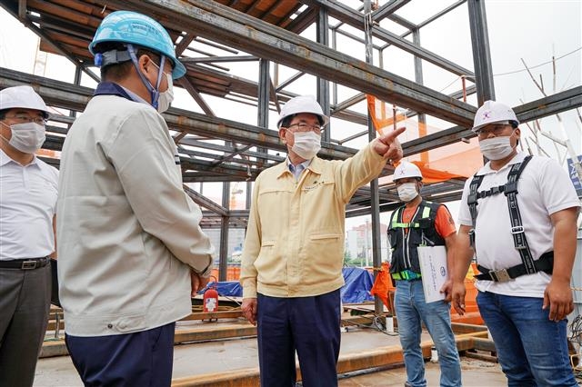 지난달 30일 서울 동대문구 청량리역 앞 ‘서울청년센터 동대문 오랑’ 건설 현장에서 유덕열(가운데) 동대문구청장이 현장점검을 하고 있다. 동대문구 제공