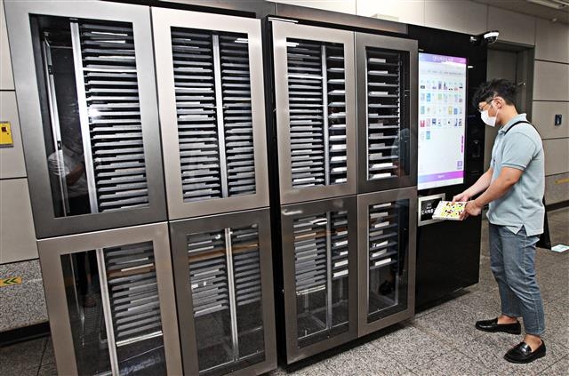 노들역에 있는 동작구 스마트도서관 4호점에서 주민이 책을 대여하고 있다. 동작구 제공