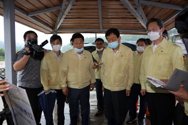 3일 오후 진영(오른쪽 두번째) 행자부장관과 김의겸(오른쪽 첫번째) 경기도 행정부지사,엄태준(오른쪽 세번째) 이천시장이  이천시 율면 산양저수지 붕괴 현장을 돌아보고 시 관계자로부터 피해 상황을 보고 받고있다.이천시 제공  