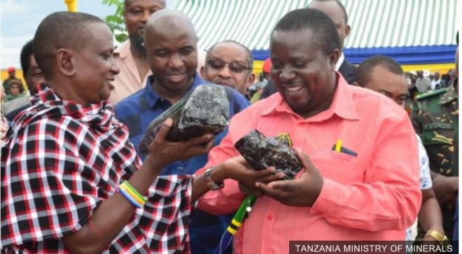 지난 6월 탄자나이트 원석 둘을 두 손에 떡 본 듯 들고 흡족한 미소를 짓는 사니니우 라이저. 탄자니아 광물부 제공 영국 BBC 홈페이지 캡처