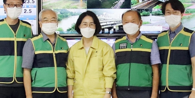 정맹숙(가운데) 안양시의회 의장이 지난 3일에는 재난안전대책본부를 방문 관계자를 격려하고 있다. 불법선거 논란으로 사퇴 압력을 받는 정 의장은 사태가 불거진 이후 한 번도 입장을 밝히지 않고 침묵을 굳게 지치고 있다. 안양시의회 제공 