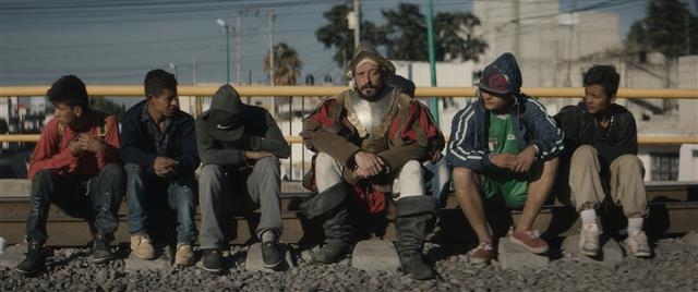 오는 17일부터 열리는 제17회 EBS국제다큐영화제는 극장 대신 방송과 전용 VOD 서비스로 관객을 찾는다. 식민화된 멕시코에서 보통 사람들의 삶의 변화를 다룬 ‘499’(미국·멕시코) 등 69편이 공개된다. EBS 제공