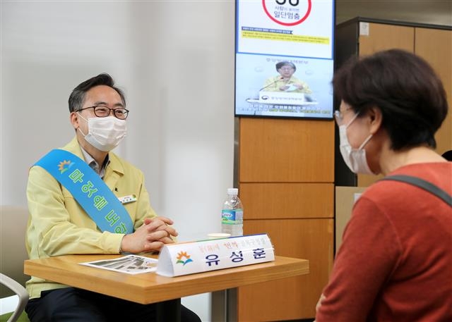 유성훈 금천구청장이 지난달 30일 시흥3동 주민센터에서 민원을 듣고 있다. 금천구 제공