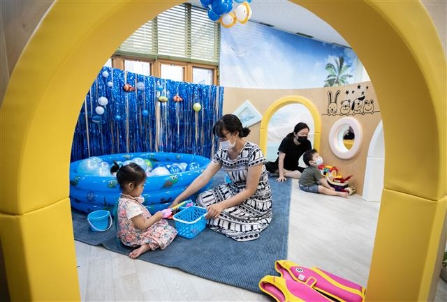 서울 양천구 해우리 열린육아방에서 홈캉스 프로그램에 참석한 어린이들이 즐거운 시간을 보내고 있다. 2020.8.4 뉴스1
