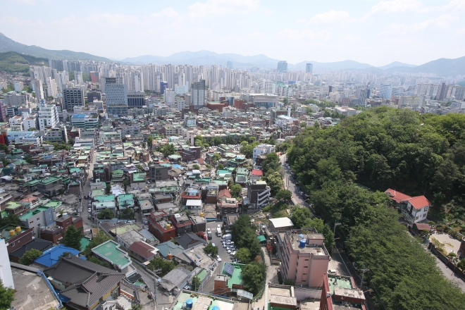 안양 냉천지구 주거환경개선사업이 지구 지정 16년만에 본궤도에 오랐다. 사진은 냉천지구 전경. 안양시 제공