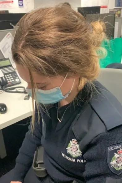 호주 멜버른 인근에서 지난 3일 밤 마스크 미착용을 지적했다가 38세 여성으로부터 머리를 가격당한 경찰.  빅토리아 경찰 제공