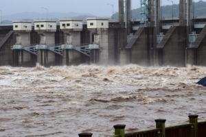 폭우로 피해 극심한데…통일부 “北, 황강댐 방류 계속”