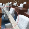 ‘천장서 와르르’… 울산시의사당 본회의장 목재 일부 무너져