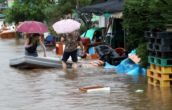 야속한 폭우…침수된 마을