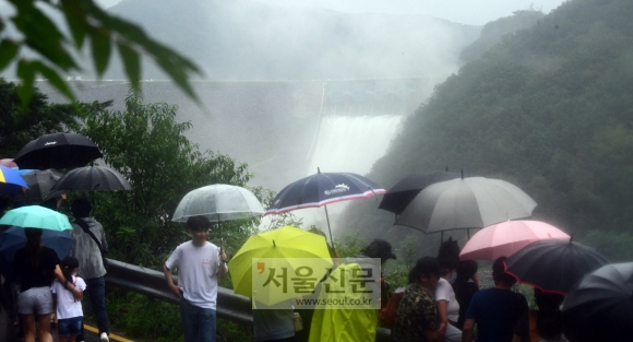 5일 강원도 춘천 소양강댐 앞에서 시민들과 취재진들이 3년만에 방류하는 댐의 모습을 바라보고 있다. 2020. 8. 5. 정연호 기자 tpgod@seoul.co.kr