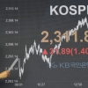 [서울포토]1년 10개월만에 장중 2,300선 돌파한 코스피