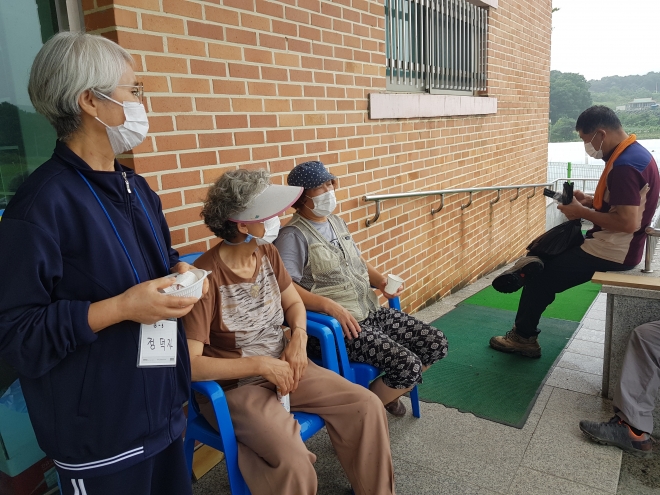 충북 음성군 삼성중학교 강당에 차려진 이재민생활시설 앞에서 이재민들이 마스크를 쓴 채 비 피해를 입은 집 걱정을 하며 얘기를 나누고 있다. 남인우 기자