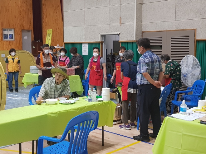 충북 음성군 삼성중학교 강당에 차려진 이재민생활시설에서 이재민과 자원봉사자들이 모두 마스크를 쓰고 있는 가운데 한 노인이 마스크를 벗고 점심을 먹고 있다. 남인우 기자