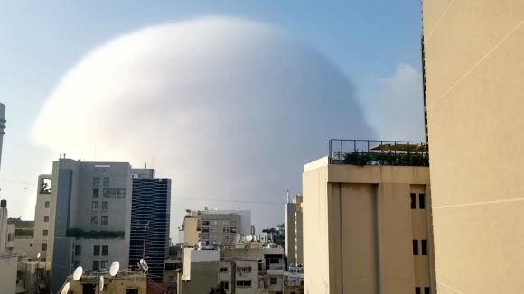 레바논 수도 베이루트 항구에서 4일(현지시간) 대형 폭발로 형성된 형성된 하얀 먼지구름 같은 충격파가 도시 주변 일대를 덮치는 모습을 찍은 소셜네트워크서비스의 동영상 캡처 사진. 베이루트 로이터 연합뉴스