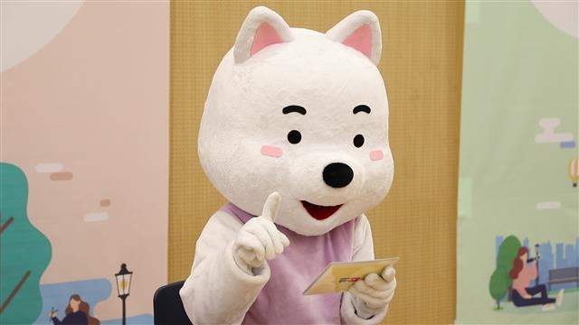 양천구가 이달부터 ‘돌봄SOS센터 사업’을 시작하는 가운데 구 캐릭터인 해우리가 사업 내용에 관한 질문에 답하고 있다. 양천구 제공