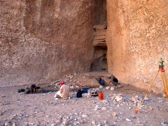 예멘과 오만 등 아랍 지역에서 북미 원주민이 사용한 화살촉과 유사한 유적들이 발굴됐다. 아랍 유적은 미국의 것보다 2000년 정도 늦은 7000~8000년 전 신석기시대의 것으로 추정되고 있다. 유적이 발견된 예멘의 마냐자흐 지역의 동굴 모습. 미국 오하이오주립대 제공