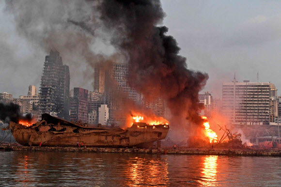 베이루트 대폭발로 화염에 휩싸인 선박과 차량