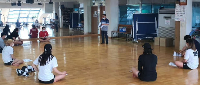 인권침해 점검반이 훈련장을 방문 시 소속 수영선수를 대상으로 인권침해 사례를 조사하고 있다. 안양시 제공 