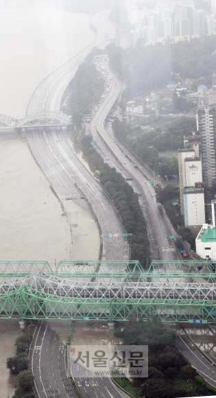 6일 중부지방 집중 호우로 통제 중인 한강철교 인근 올림픽대로 모습. 팔당댐과 소양강댐 방류로 한강 수위가 높아지면서 서울 주요 도로가 통제 중이다. 2020.8.6   김명국선임기자 daunso@seoul.co.kr