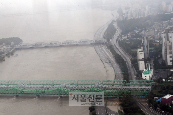 6일 중부지방 집중 호우로 통제 중인 한강철교 인근 올림픽대로 모습. 팔당댐과 소양강댐 방류로 한강 수위가 높아지면서 서울 주요 도로가 통제 중이다. 2020.8.6   김명국선임기자 daunso@seoul.co.kr