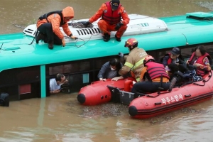“물 빠졌지만 떠내려온 지뢰 곳곳에, 이번이 세 번째 수해… 전재산 잃어”