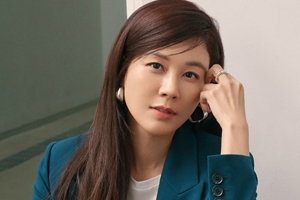 김하늘, 모던한 매력 돋보이는 화보 공개