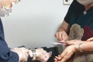 군포시, 지역 모든 경로당 117곳에 붙이는 체온계 제공