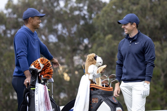타이거 우즈(왼쪽)와 로리 매킬로이가 7일 미국 샌프란시스코의 TPC 하딩파크(파70)에서 열린 시즌 첫 메이저대회 PGA 챔피언십 1라운드 4번홀 티잉그라운드에서 티샷에 앞서 이야기를 나누고 있다.[UPI 연합뉴스]