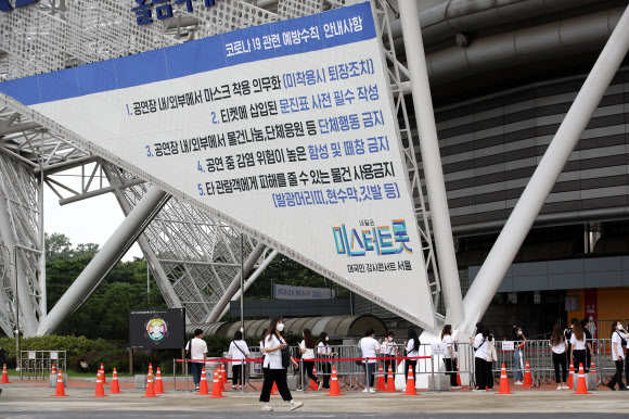 미스터트롯 콘서트, 첫 공연 개막  신종코로나바이러스 감염증(코로나19) 여파로 네 차례 연기됐던 ‘내일은 미스터트롯’ 대국민 감사콘서트가 7일 서울 송파구 올림픽공원 체조경기장에서 열린다. <br>공연은 송파구가 마련한 ‘대규모 공연 방역지침’을 제작사가 준수하는 조건으로 행정명령을 완화해 개최가 성사됐다.<br>사진은 이날 공연을 준비하는 관계자들.  2020.8.7 <br>연합뉴스
