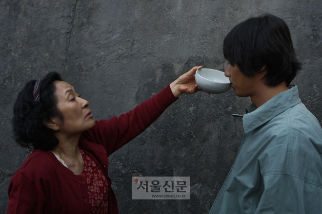 2009년 봉준호 감독의 영화 ‘마더’에 출연한 김혜자