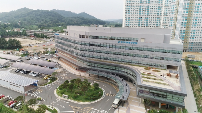 경기도는 14일로 예고된 의료계 집단휴진에 대비하기 위해 경기도의료원 6곳과 성남시의료원 등 공공 의료원은 외래진료와 응급실 24시간 진료를 정상적으로 하도록 했다. 사진은 경기도의료원 안성병원 전경