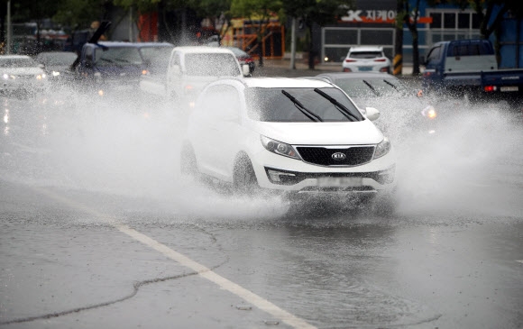 대구에 폭우…물보라 일으키는 차량