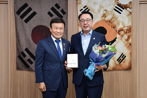 최웅식 서울시의원(더불어민주당·영등포1)이 광복회(회장 김원웅)로부터 ‘역사정의실천 정치인’선정패를 수상했다.