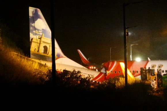 에어인디아 익스프레스 여객기가 7일 활주로를 미끄러져 적어도 17명이 숨지고 86명이 다친 남부 케랄라주 칼리컷(일명 코지코드) 공항 활주로 끝 계곡에 처박힌 기체 동체가 두 동강 나 있다. 칼리컷 AFP 연합뉴스 