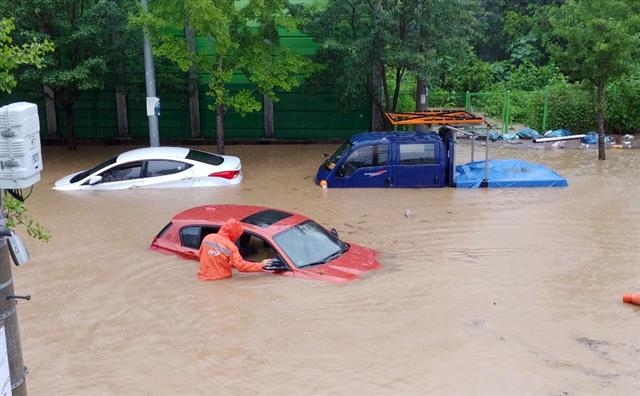 폭우 내린 광주...차량들 물에 둥둥